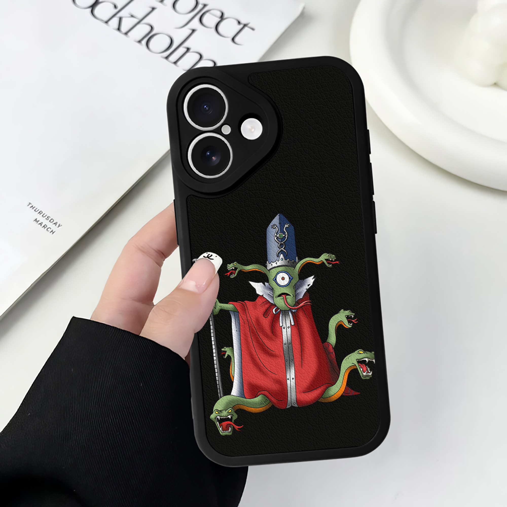 （画像用） ドラゴンクエスト Doragon Kuesuto Dragon Quest 【iPhone 16シリーズ対応】シリコンスマホケース（レザー調） 材質：シリコン